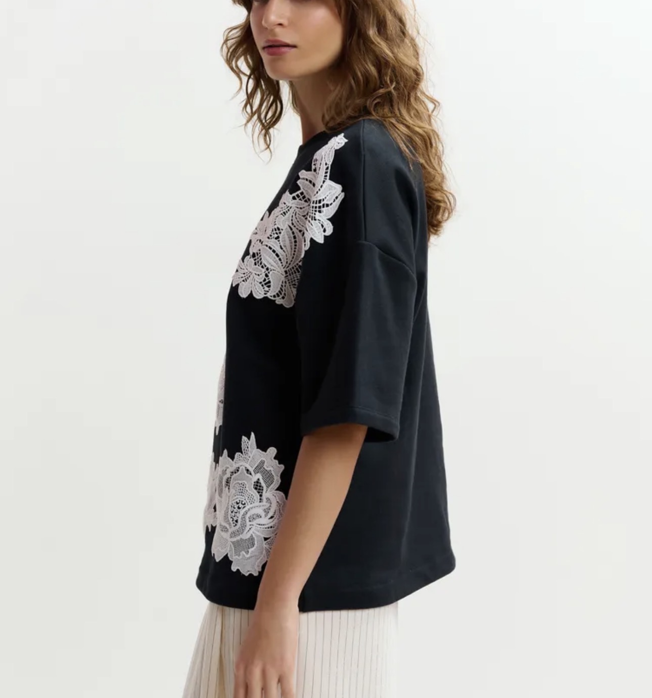 Felpa mezza manica pizzo Essentiel ESSENTIEL Abbigliamento e accessori > Abbigliamento - dettaglio 1