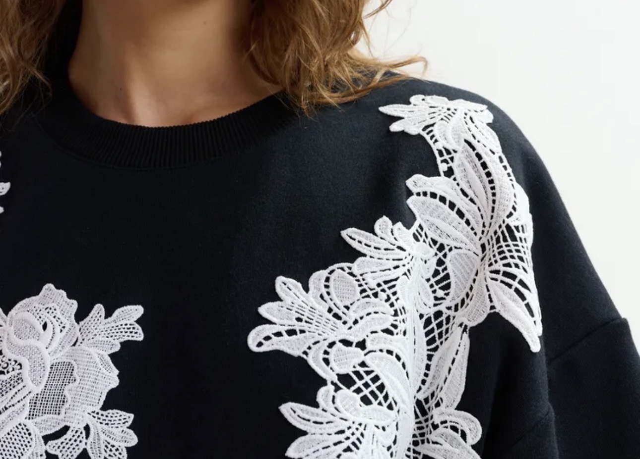 Felpa mezza manica pizzo Essentiel ESSENTIEL Abbigliamento e accessori > Abbigliamento - dettaglio 2